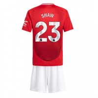 Stroje piłkarskie Manchester United Luke Shaw #23 Koszulka Podstawowej dla dzieci 2024-25 Krótki Rękaw (+ szorty)